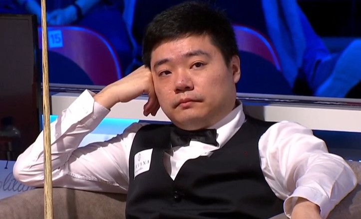 官方：维尼修斯荣膺2023桑巴金球奖桑巴金球奖官方宣布，经过球迷投票，皇马前锋维尼修斯荣获2023年度桑巴金球奖，这也是维尼修斯职业生涯首次获得这一荣誉。